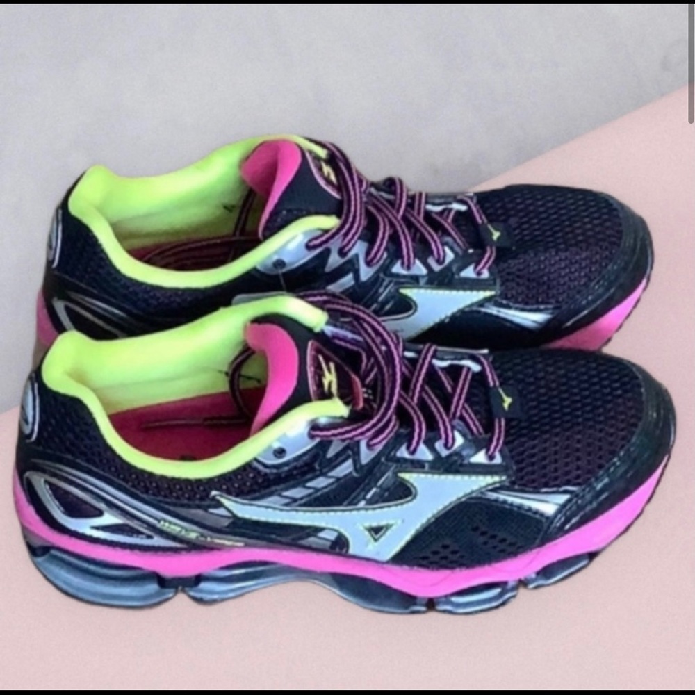 NWT Mizuno Size 8 Wave Viper